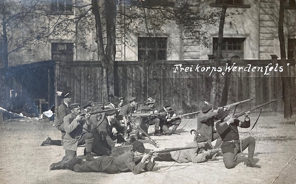 RARE! POST WWI GERMAN " FREIKORPS WERDENFELS " STREET FIGHT PHOTO POSTCARD RPPC