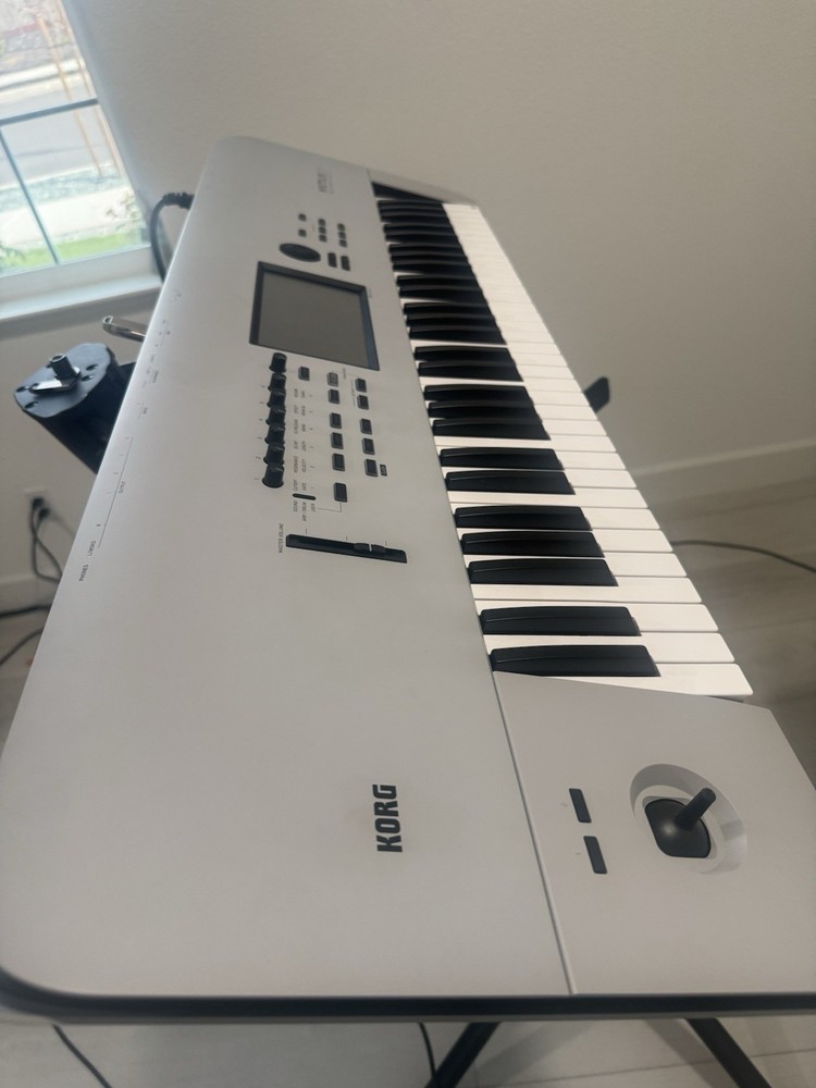 Korg NAUTILUS73 73-key Performance Synth/ Workstation Mint Condition