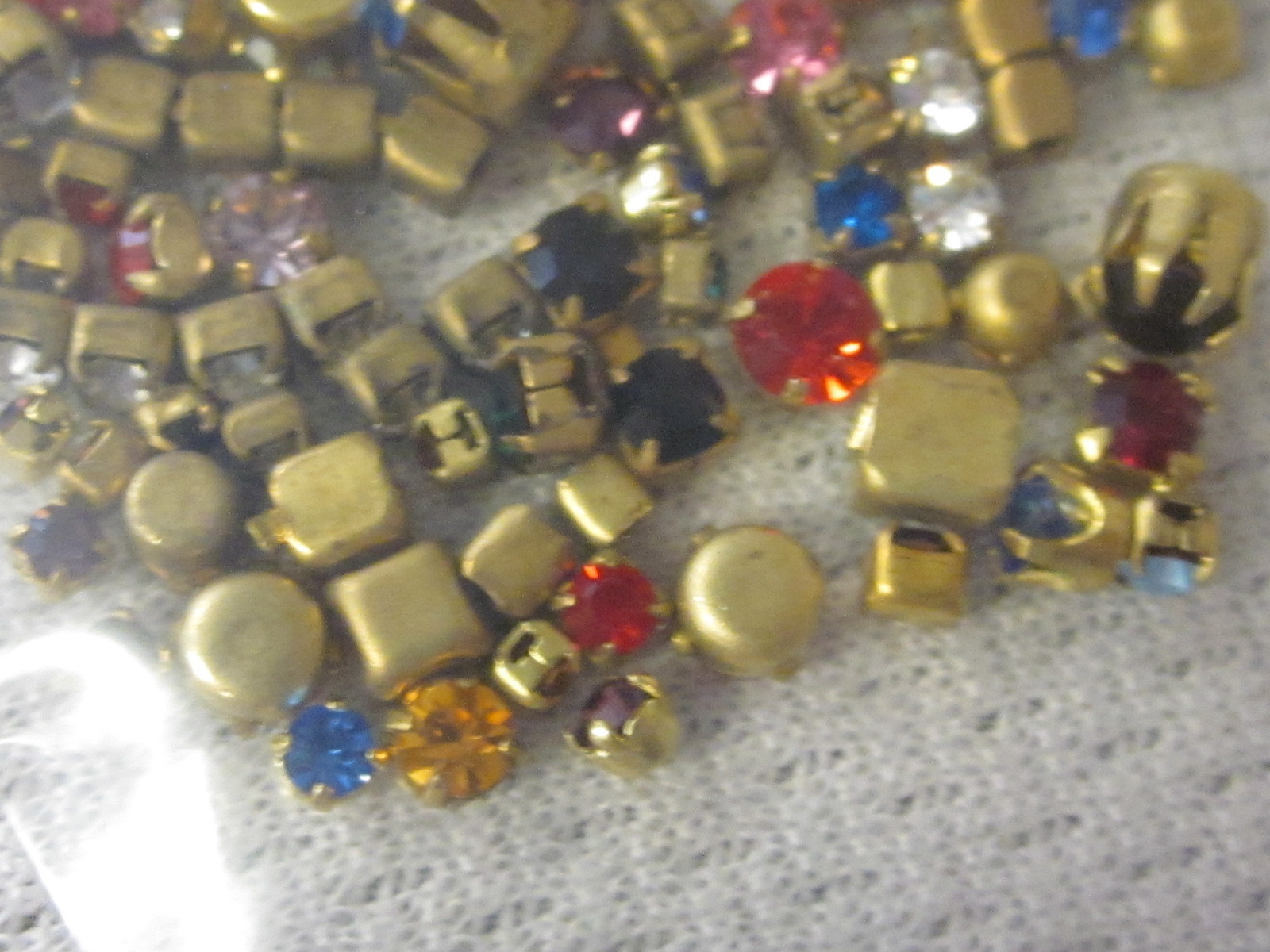 ALL SWAROVSKI SINGLE RHINESTONES IN SETTINGS 50 ROUND CRYSTAL LOT VTG JEWELRY