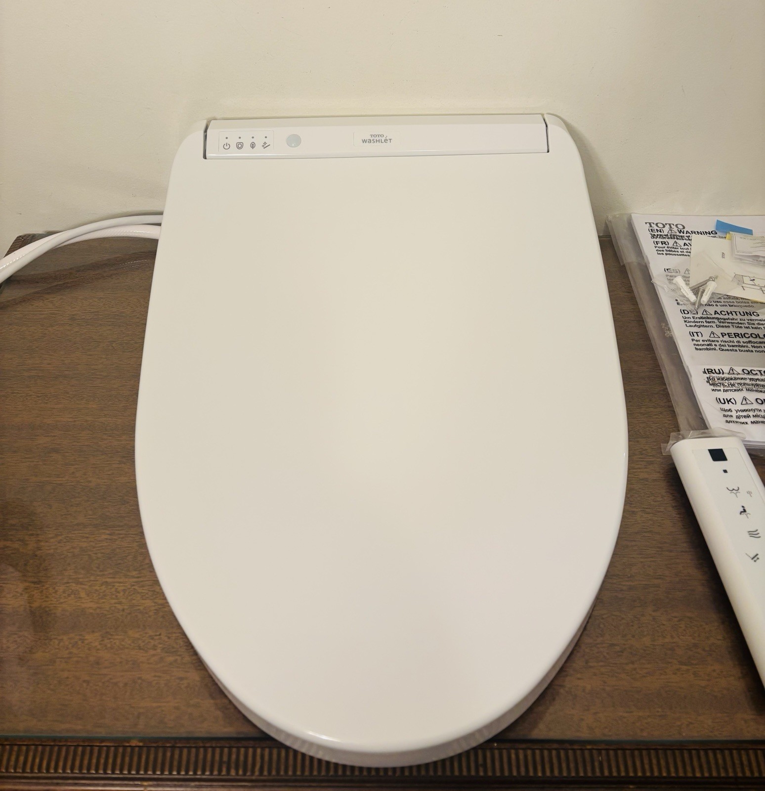 TOTO WASHLET K300 Plastic Toilet Seat, White - SW3036R01 - MINOR CRACK