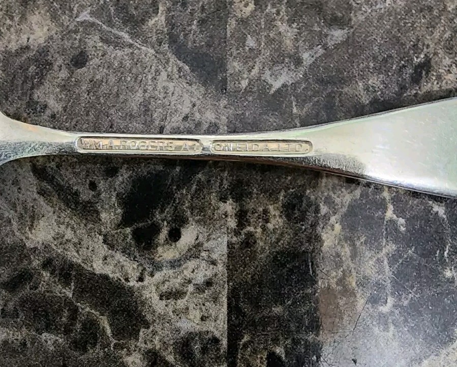 WM A ROGERS/ONEIDA ANTIQUE c1898 SHELL TINY SILVERPLATED MASTER BUTTER KNIFE 🧈