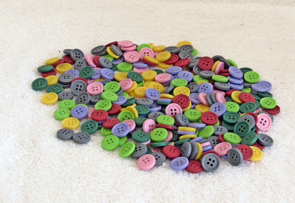 600 Assorted Colored Buttons 1/2 Inch 4 Hole New