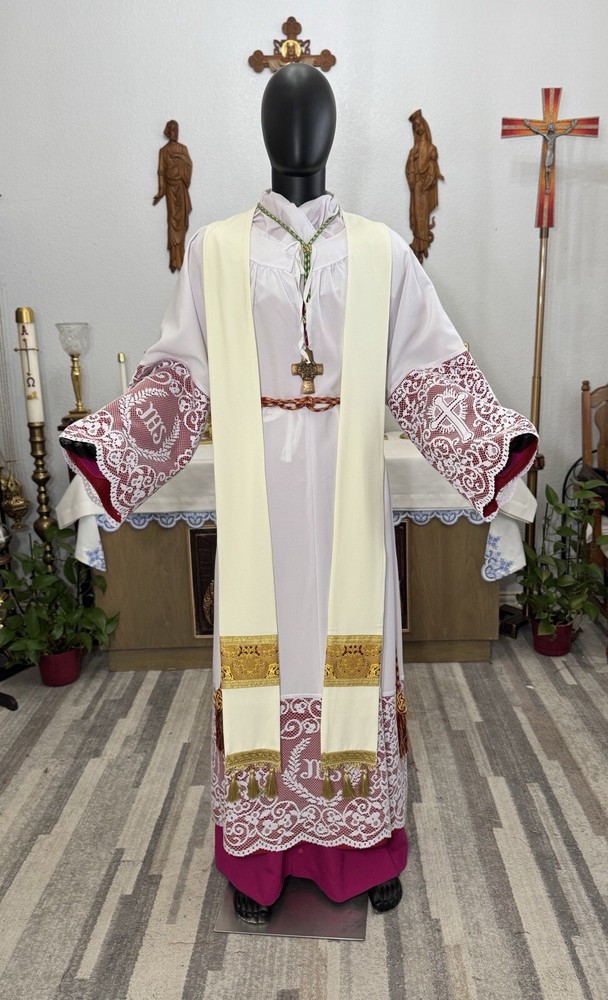 WHITE GOLD GOTHIC DAMASK COLLARED VESTMENT CHASUBLE & STOLE