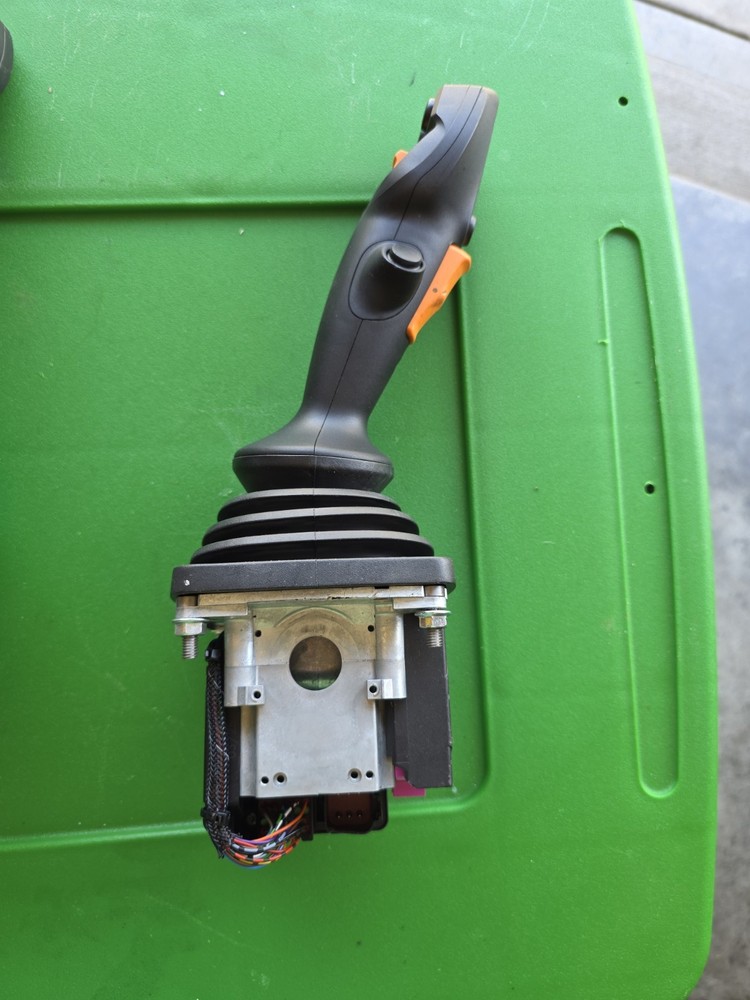 AT539205: Steering Joystick Electrohydraulic Controller