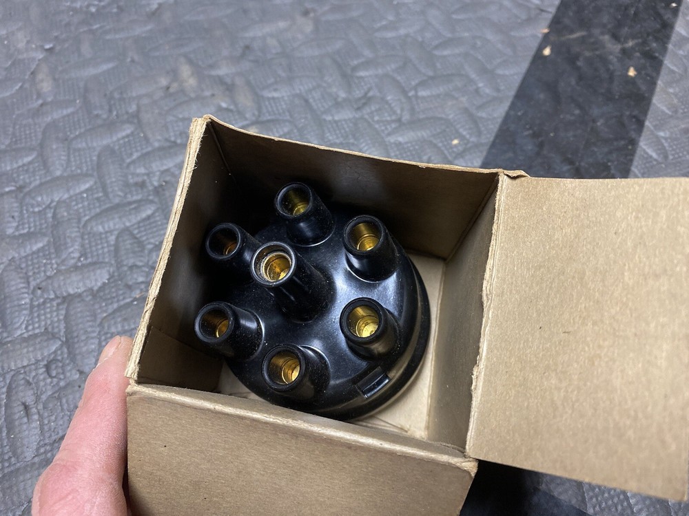 NOS P & D Bendix Distributor Cap AU-110