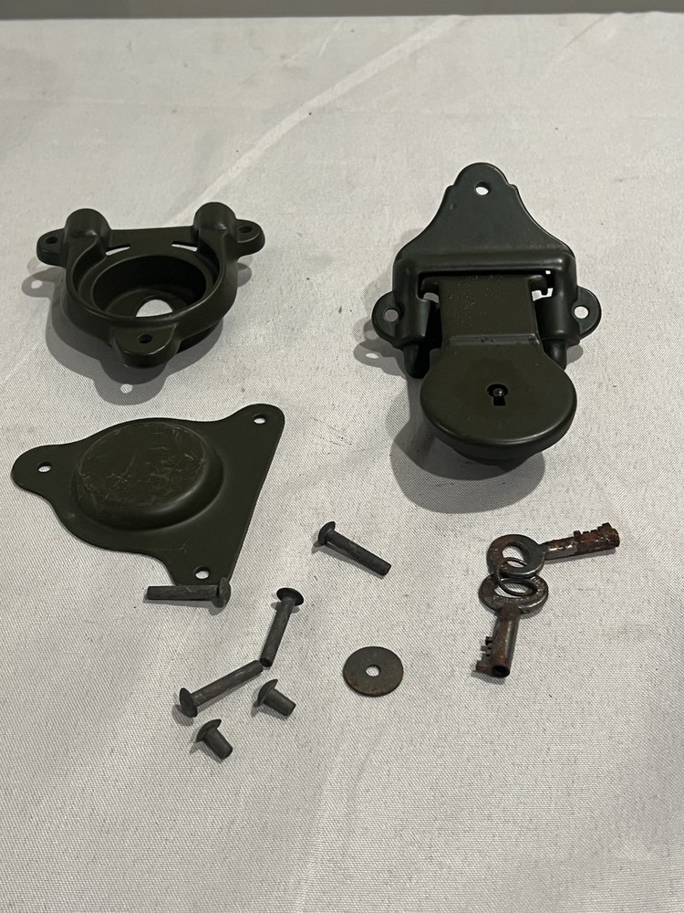 WW2 US Military Trunk Footlocker Lock W/ Hardware 1943 Eagle Lock Co Conn