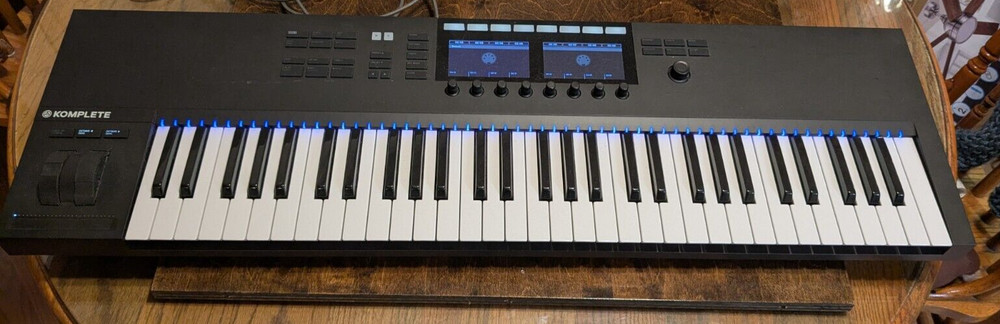 Native Instruments Komplete Kontrol S61 MK2 61-key Smart Keyboard Controller