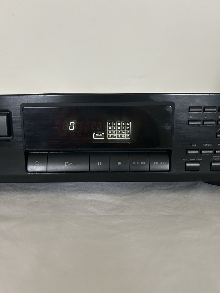 Sony CDP-211 Single Disc CD Compact Disc Player - Tested Working.NO REMOTE