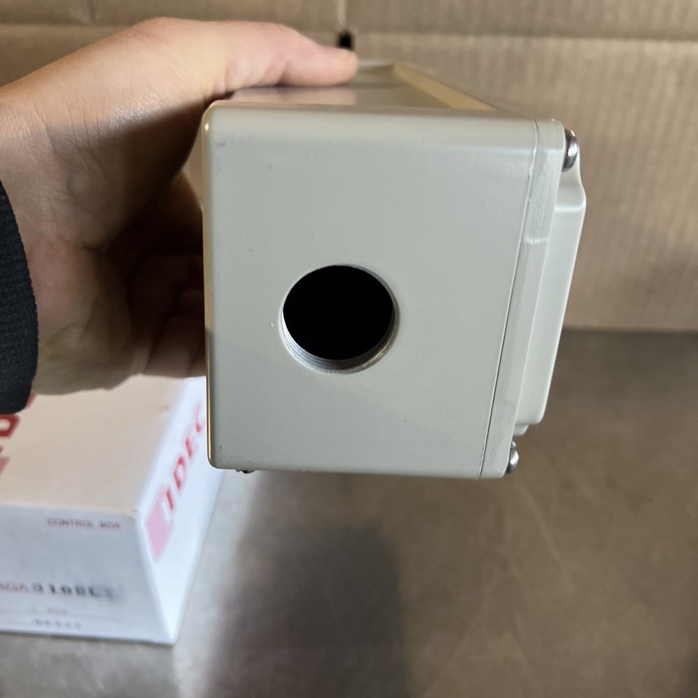 IDEC AGA310HLY Nos Surplus