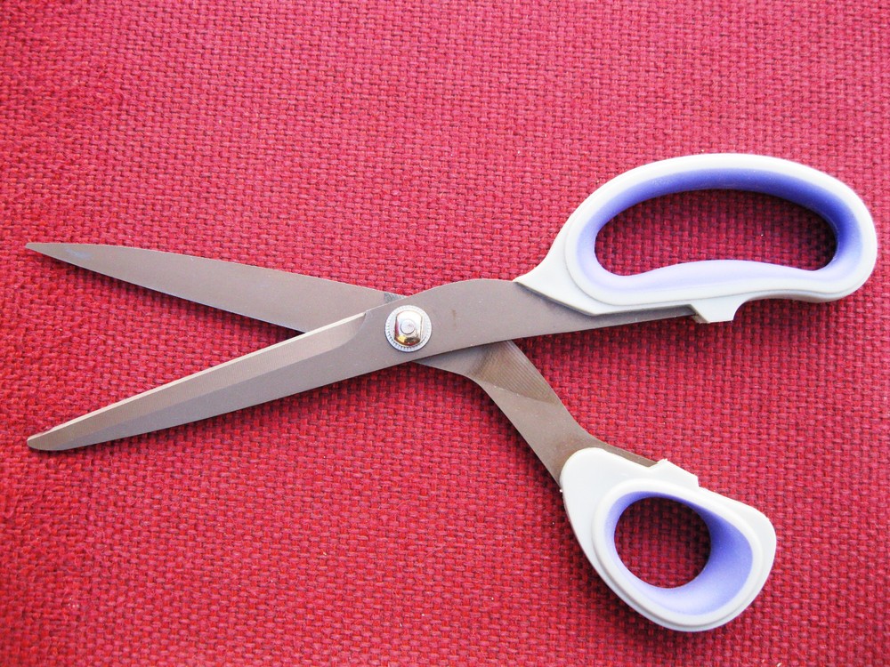 MUNDIAL TITANIUM EDGE 9 1/2" MULTI LAYER LIGHT WEIGHT SHEARS 509
