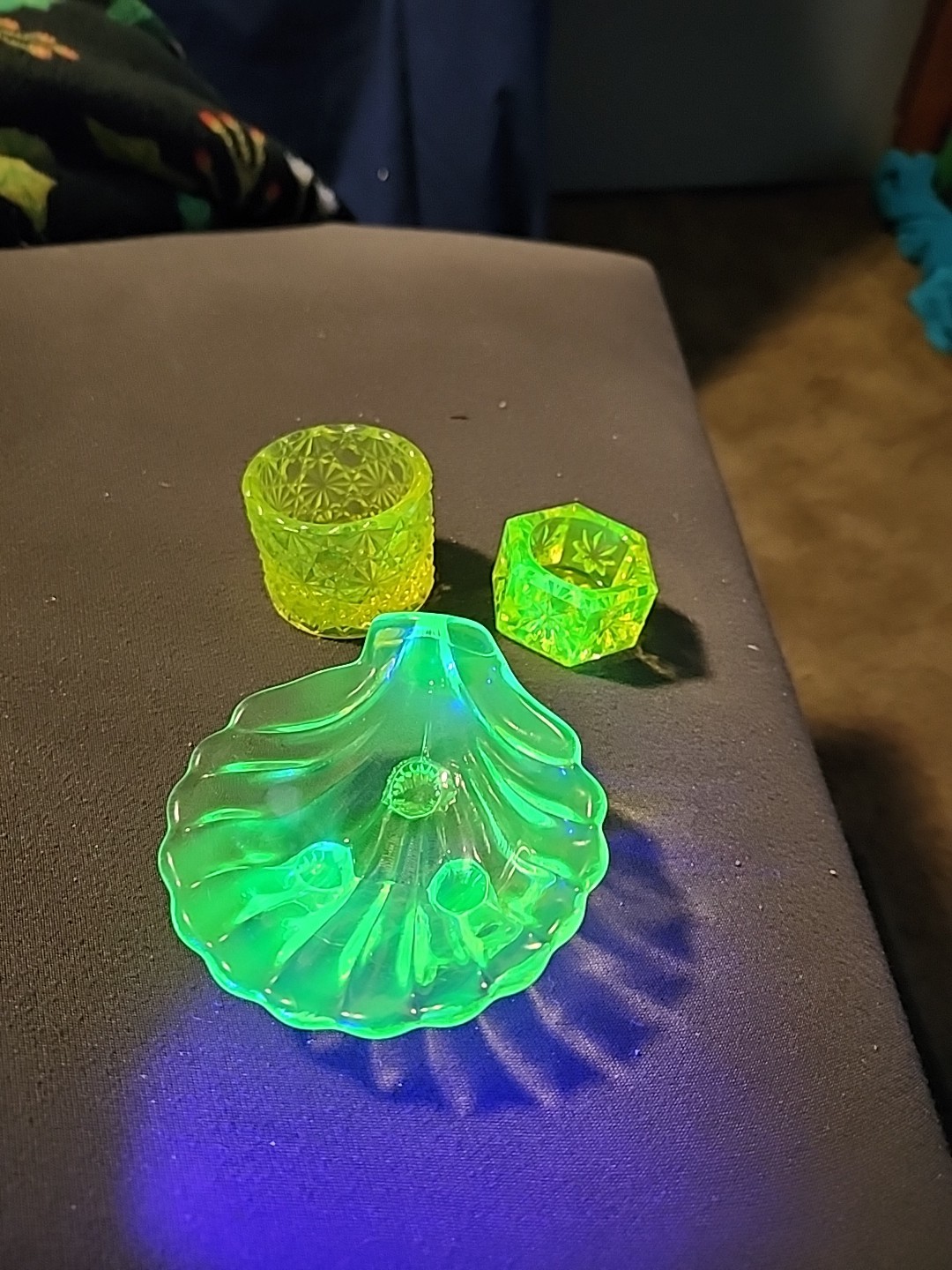 3 Vintage Uranium Vaseline Glass Salt Dips cambridge shell daisy button star VGC