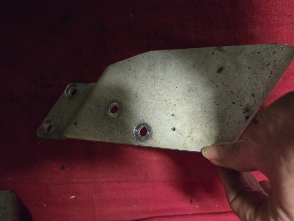 INTERNATIONAL step bracket , ALUMINUM , 22C1 110