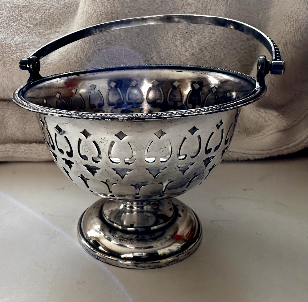 Vintage Wilcox Silverplate Co Basket 5" diameter 4" tall