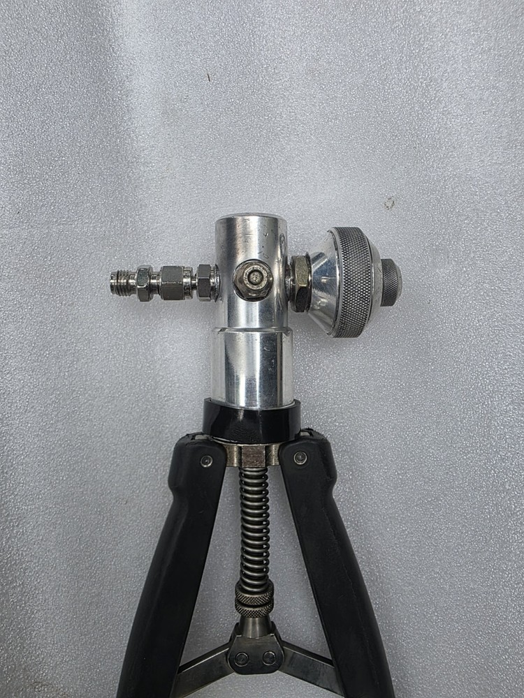 Si Instruments TP1-40 Hand Held Test Pump Pressure Calibrator