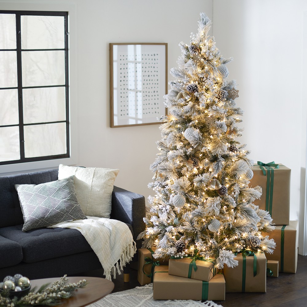 Home Heritage Snowdrift 7.5' PreLit Artificial Tree, Berries/Pinecones (Used)