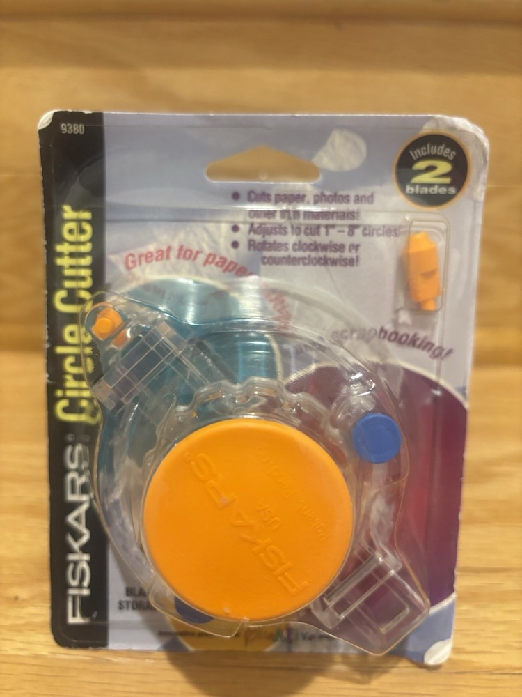 Fiskars Circle Cutter With 2 Replacement Blades 1"-8" Circles