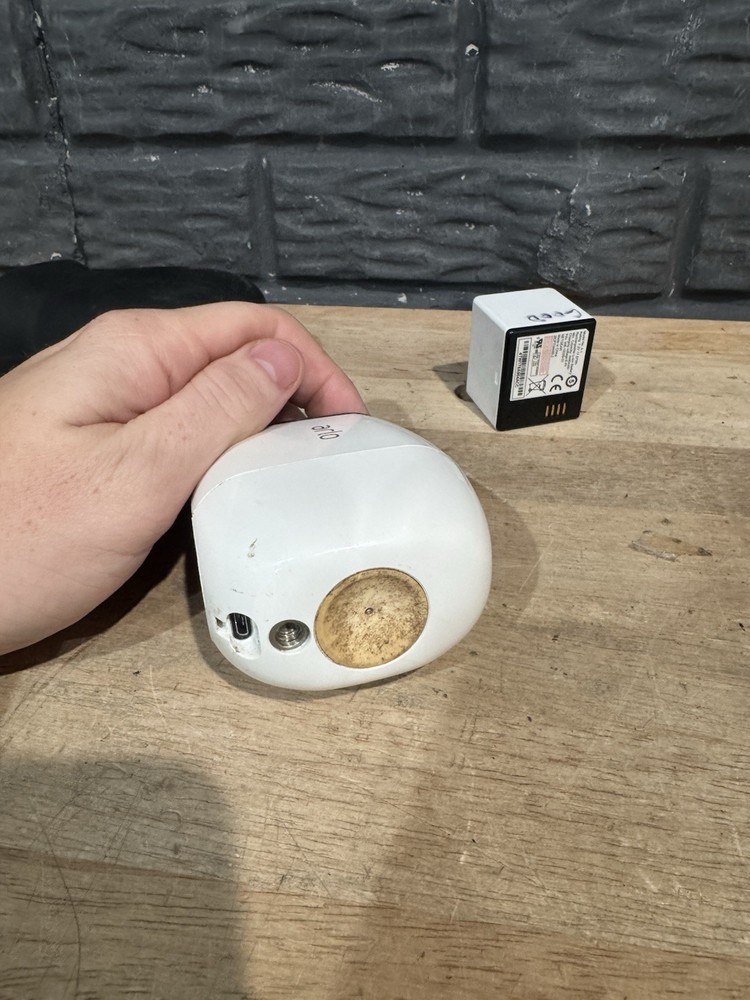 Netgear Arlo Pro VMC4030 Wireless Security Camera - W/Battery & Cover WORKING