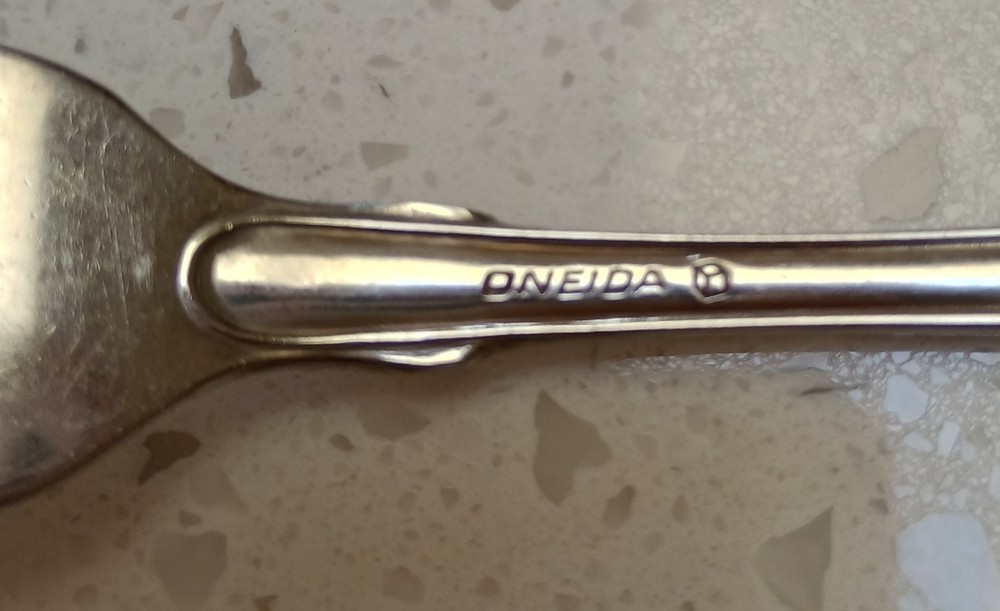 Oneida Classic Shell Stainless Flatware 5 pc place setting Cube, R, 18/10