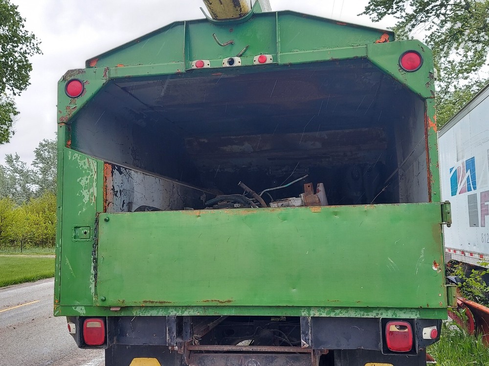 Chipper box with hydrualic dump, can make trailer