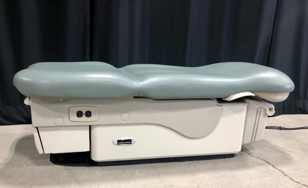 Midmark 623-007 Barrier Free Power Exam Table with Footswitch & Hand Controller