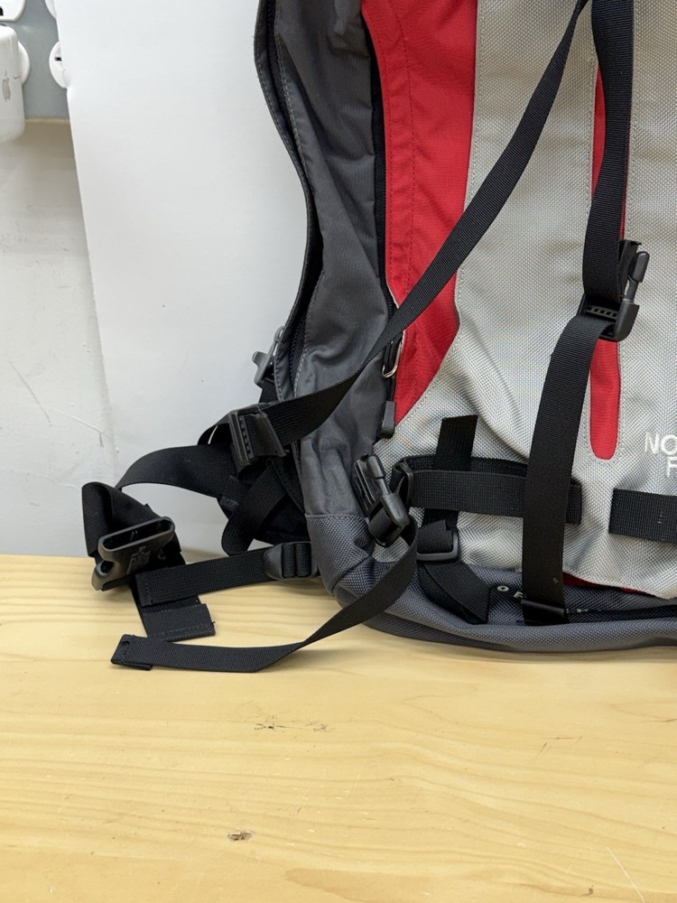 THE NORTH FACE OFF CHUTE 18 Gray & Red Hydration Backpack