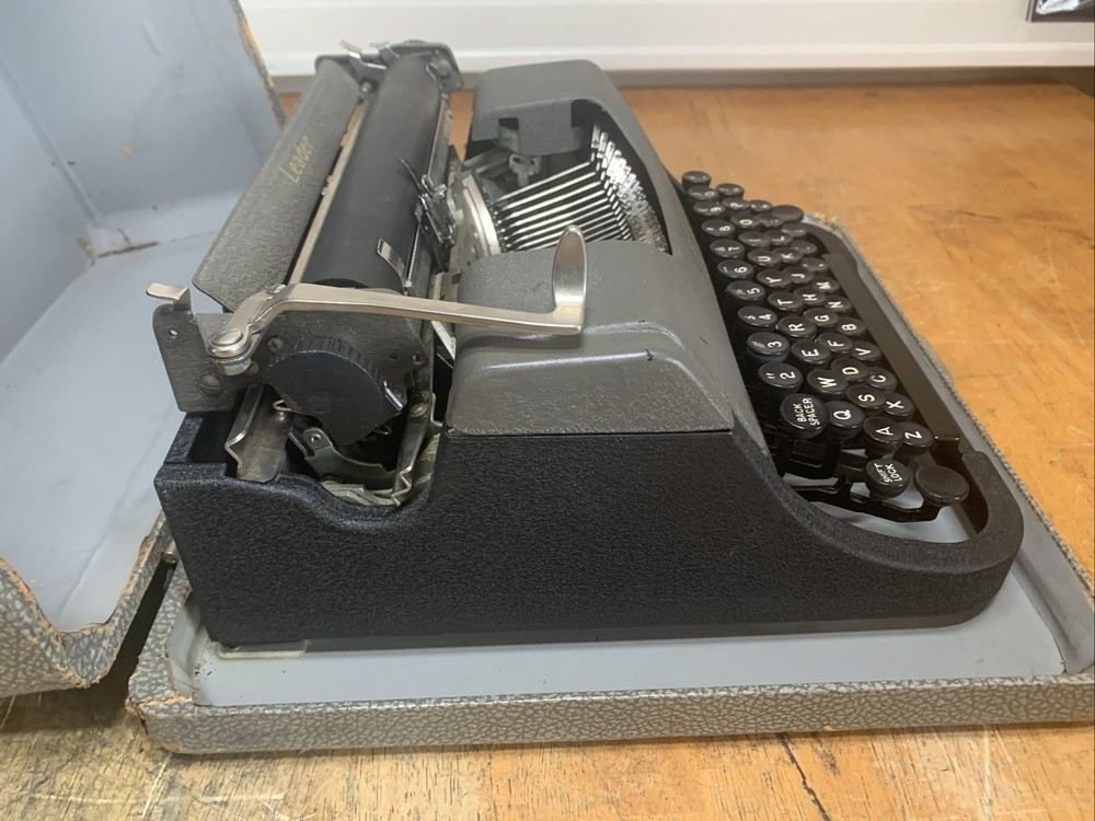 Underwood LEADER TYPEWRITER