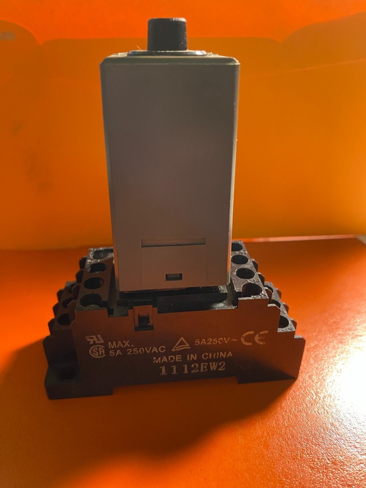 Idec RTU-D4NU 120 VAC TIMER with Base