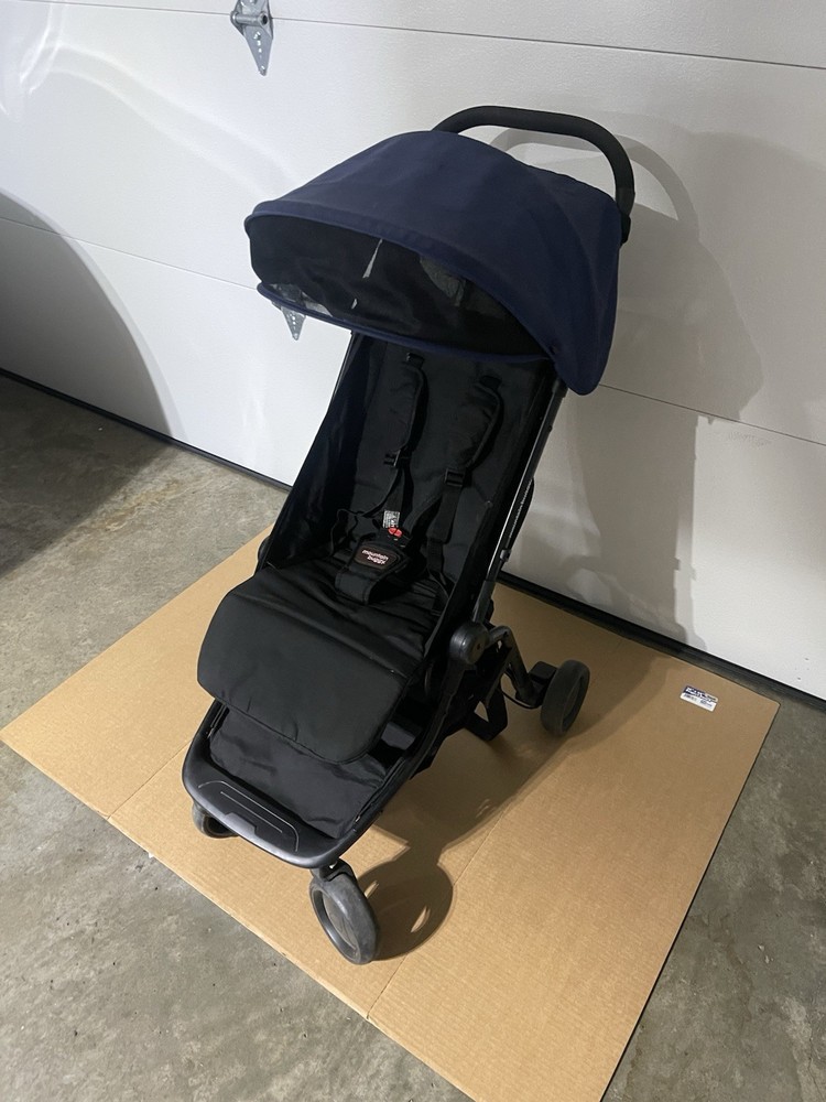 Mountain Buggy Folding Buggy Black Navy Blue Five-Point Harness Canopy