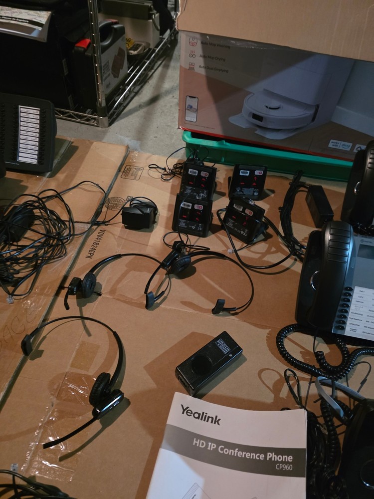 Phone Mitel System 21 Phones 9 Programable Key Module 4 head sets charging ports