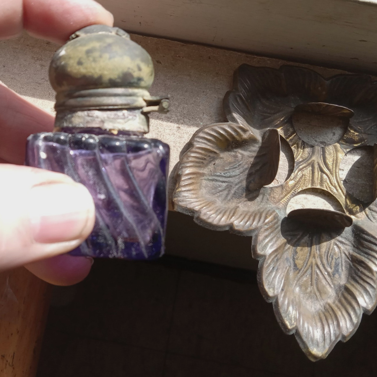 1890s AMETHYST GLASS SWIRLED CUBE INKWELL WITH OWL ON LID BRASS LEAF BASE