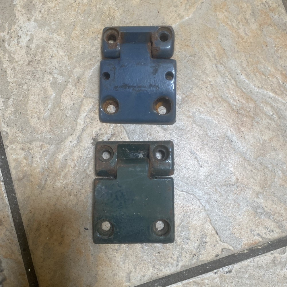 Defender earlier models o/s driver  side front door hinges