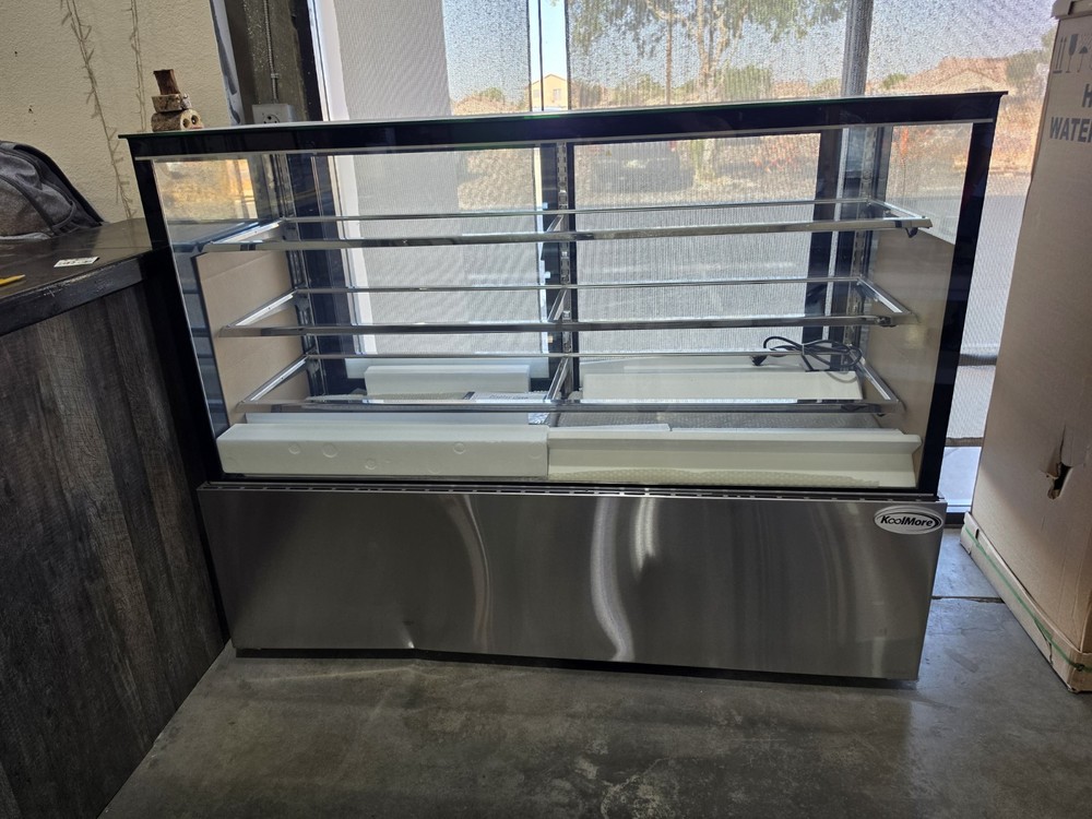 Koolmore RBD30C 71" Refrigerated Bakery Display Case