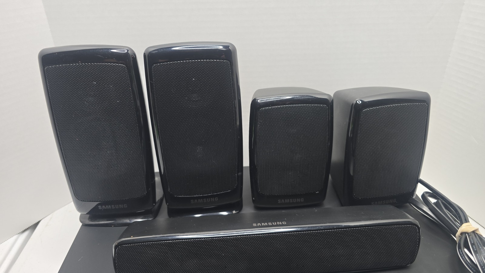 Samsung HT-Z520 5 Disk CD/DVD Home Theater System (Tested, 5 Speakers + Wire)