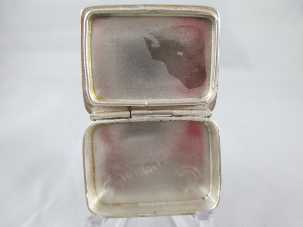 SOLID SILVER PILL BOX BY THE REKNOWNED LONDON SILVERSMITH, ARI. D. NORMAN 1990