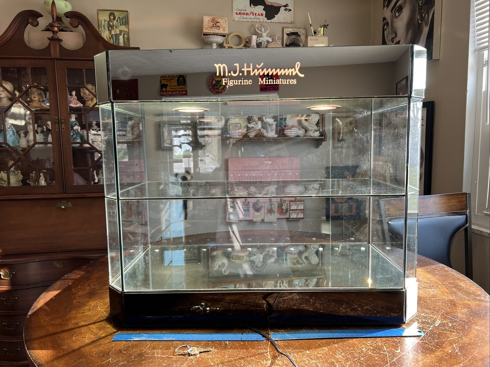 1990 HUMMEL STORE DISPLAY CASE, BEAUTIFUL SOLID CASE WITH 2 LOCKING DOORS