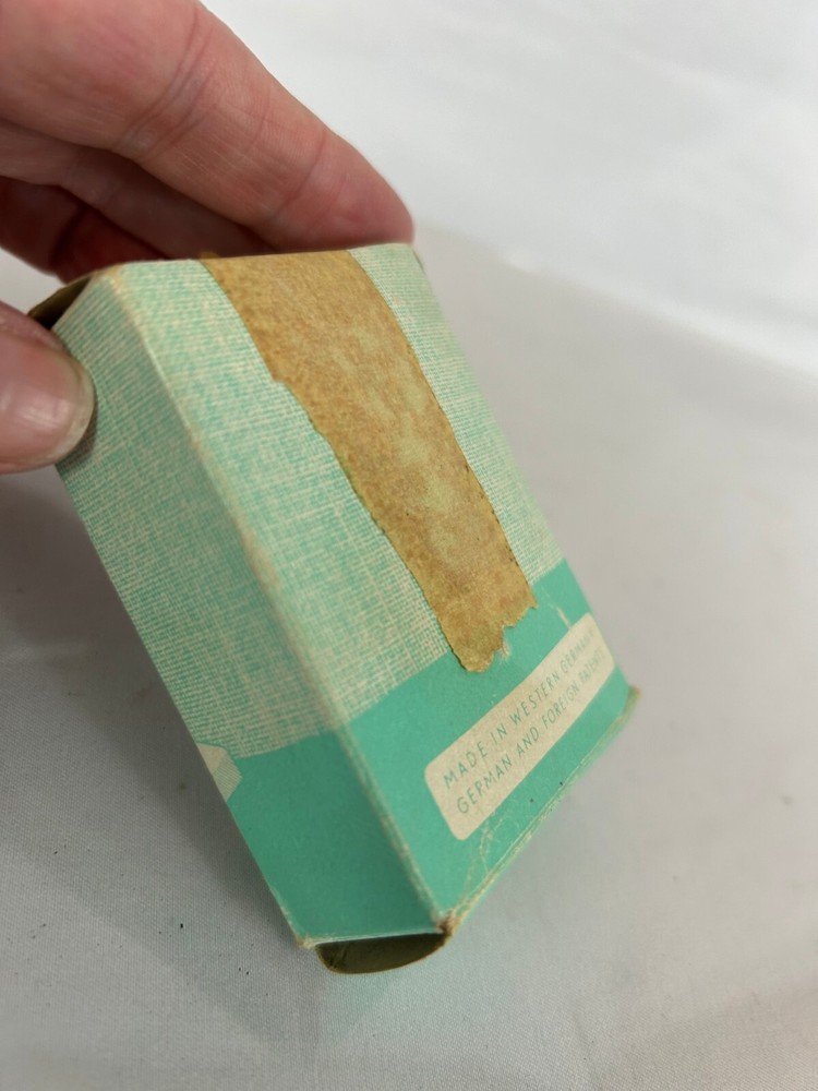 Vintage Witch - Hexe White Red Automatic Needle Threader with Light Aqua Box