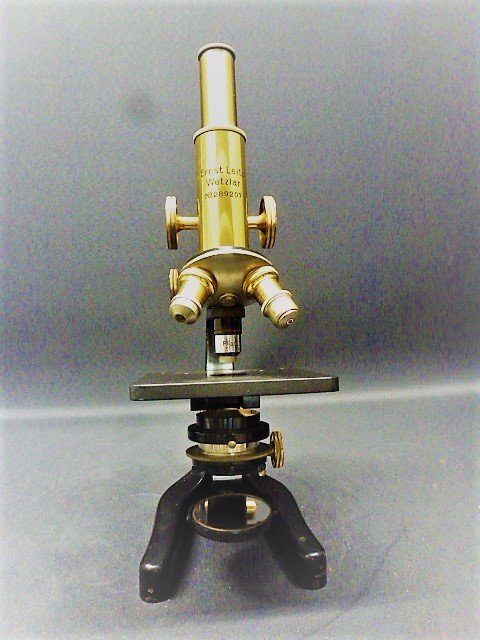 BEAUTIFUL ANTIQUE Microscope signed E.Leitz Wetzlar