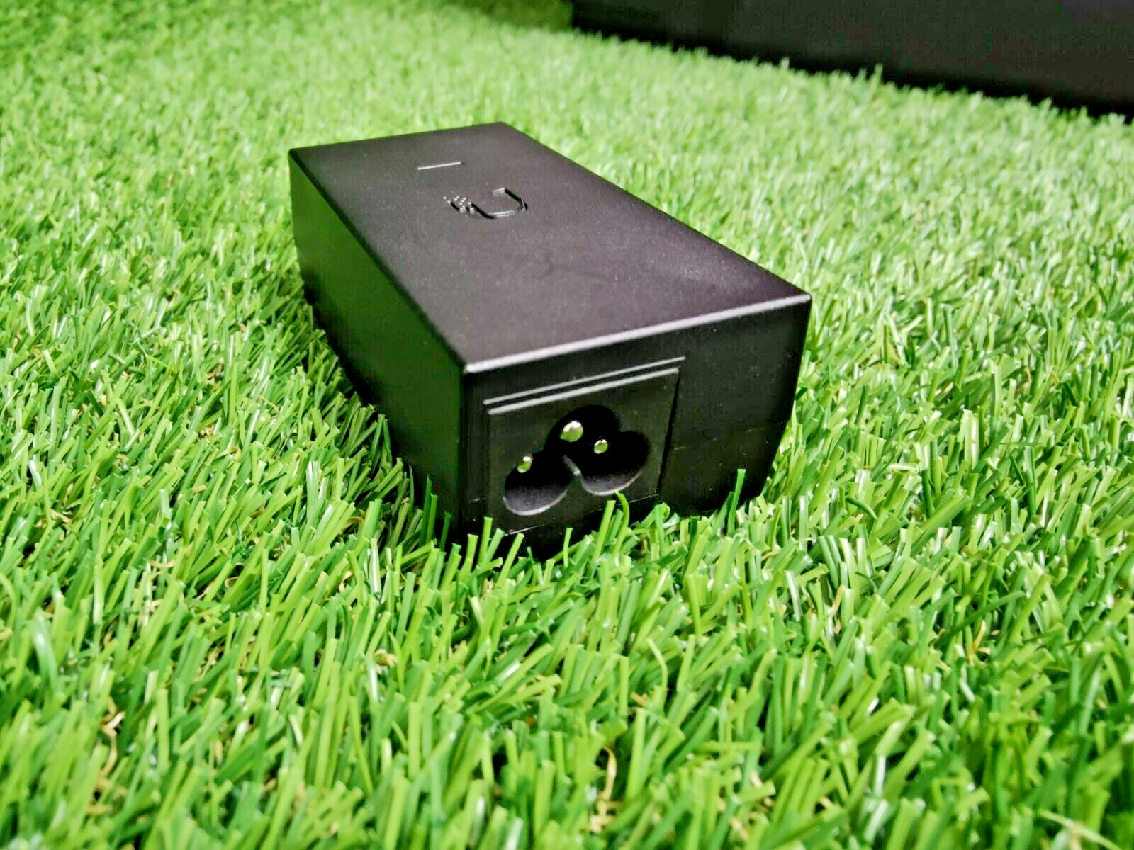 Ubiquiti Networks NBE-M5-16 NanoBeam 5GHz Wireless Access Point w/ PoE, Clamp