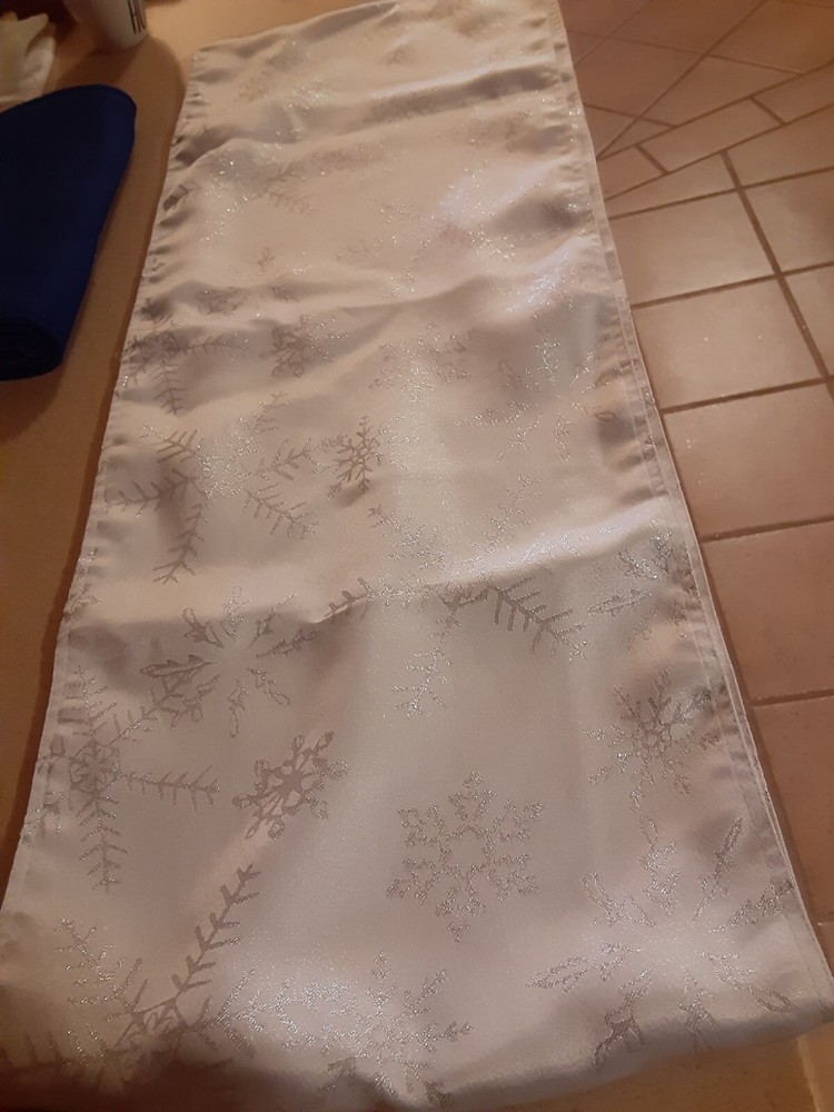 Christmas Runner EUC Cotton White & Silver Snowflake Metallic Design 70" Length