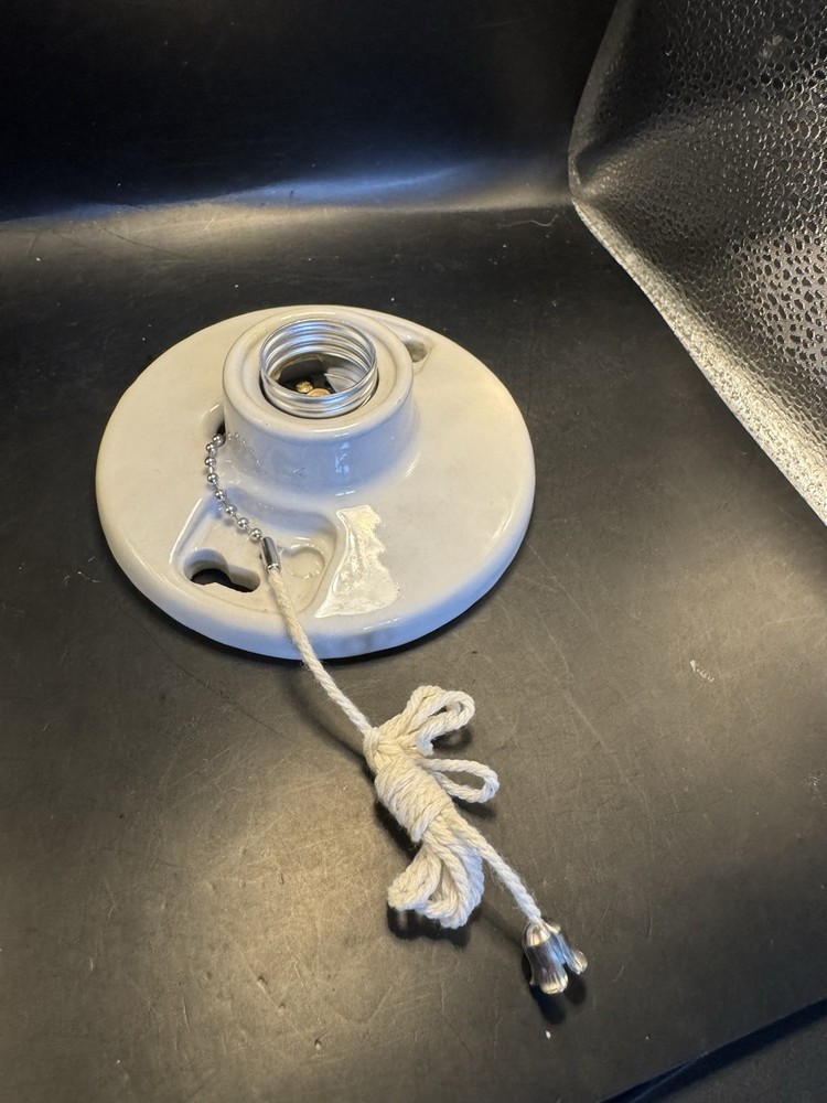 Eaton Lampholder with Pull Chain Switch 659-SP