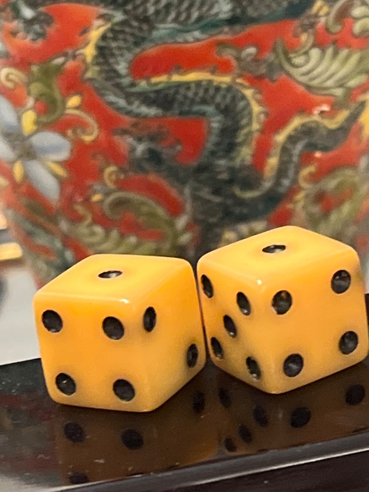 RARE! Vintage vaseline bakelite dice pair 111422@