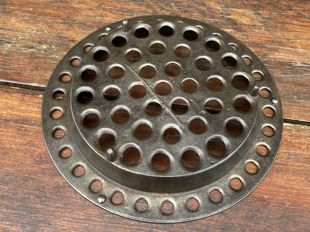 Gate Marked Eccentric Pot/Kettle Trivet