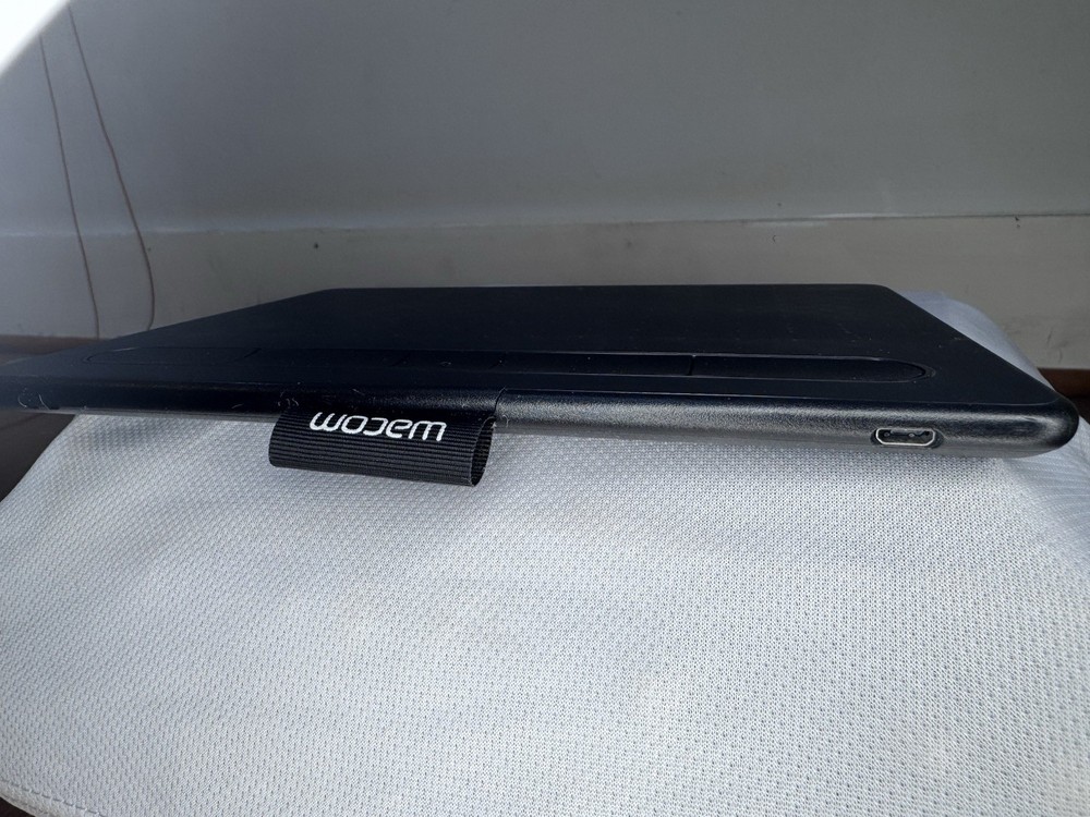 Wacom Intuos CTL-4100WL Graphics Tablet Black USB Connectivity Model CTL-4100WL