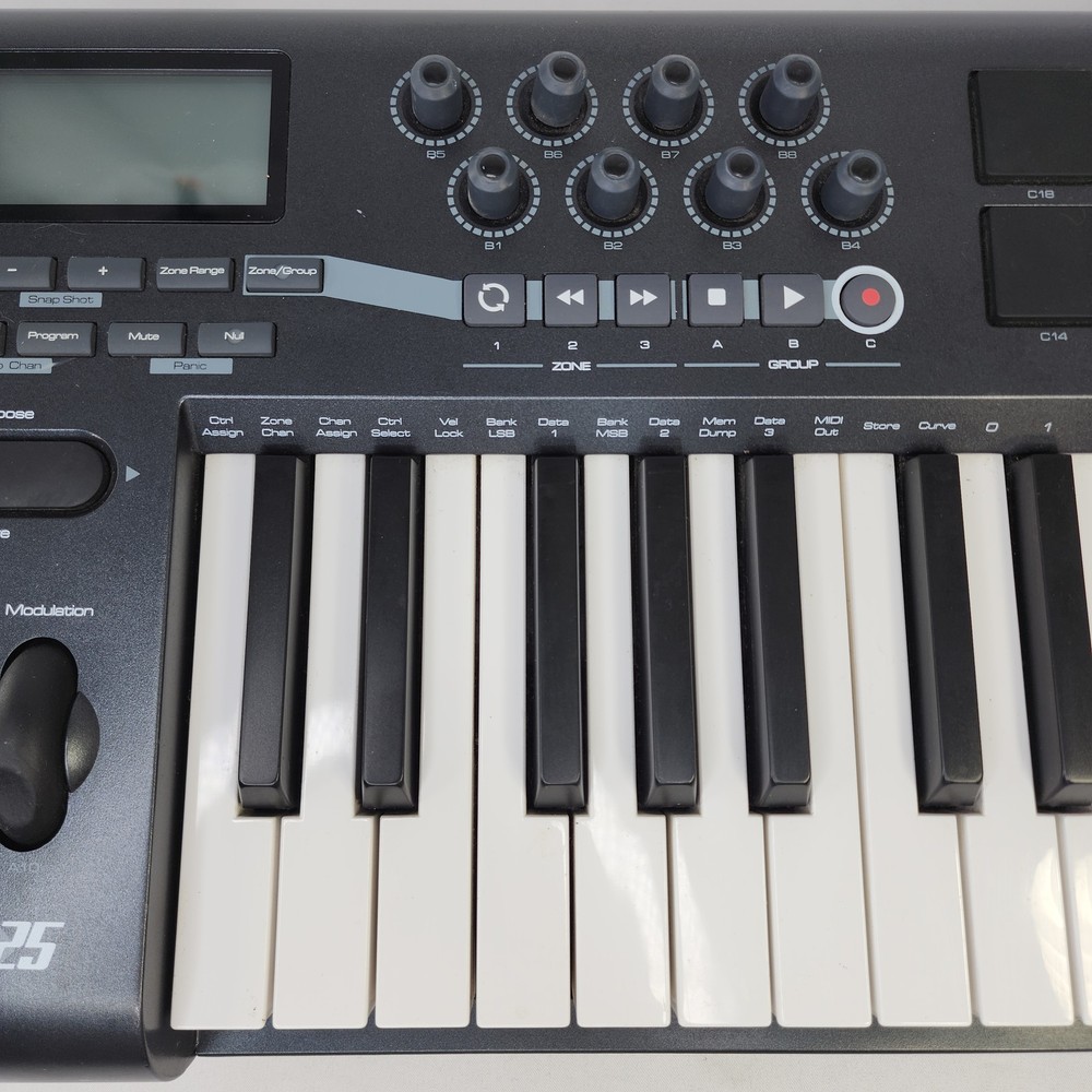 M-Audio Axiom 25 MIDI Keyboard Controller 25 Key USB Semi Weighted 8 Pads Knobs
