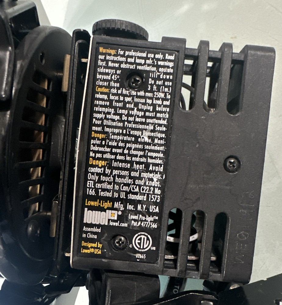 Lowel pro light w barn doors Need Bulbs!