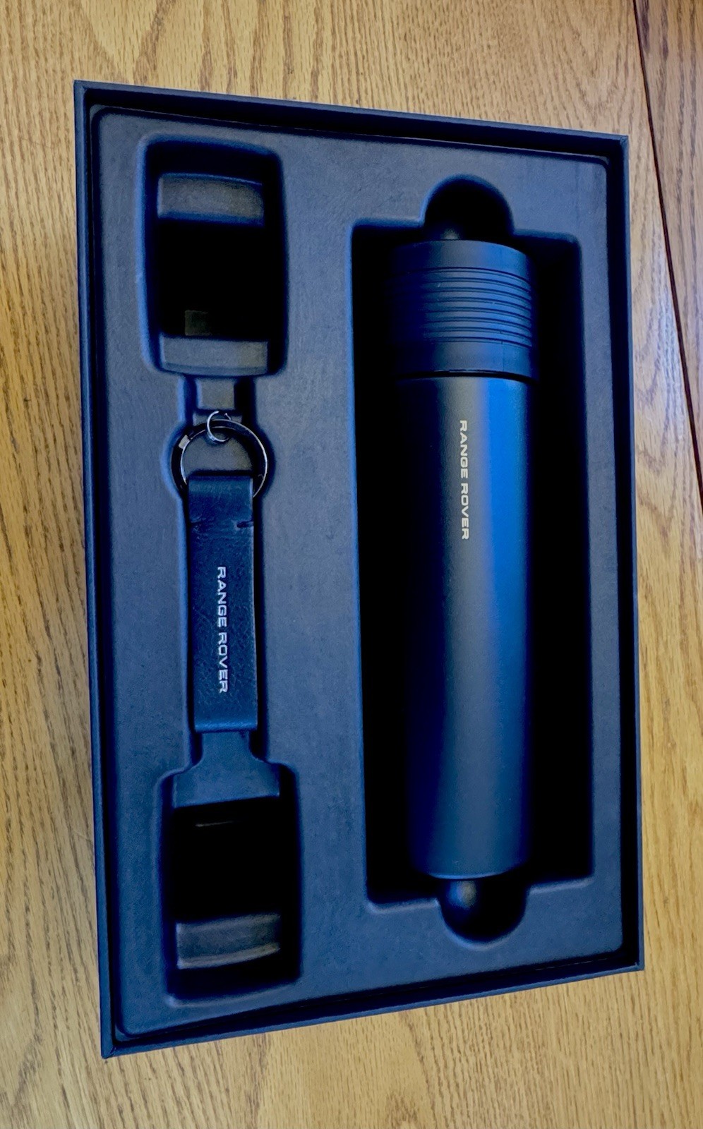 GENUINE OEM RANGE ROVER MUG/KEYRING BOXED SET. NEVER USED. PART #51LJGF038NAA.