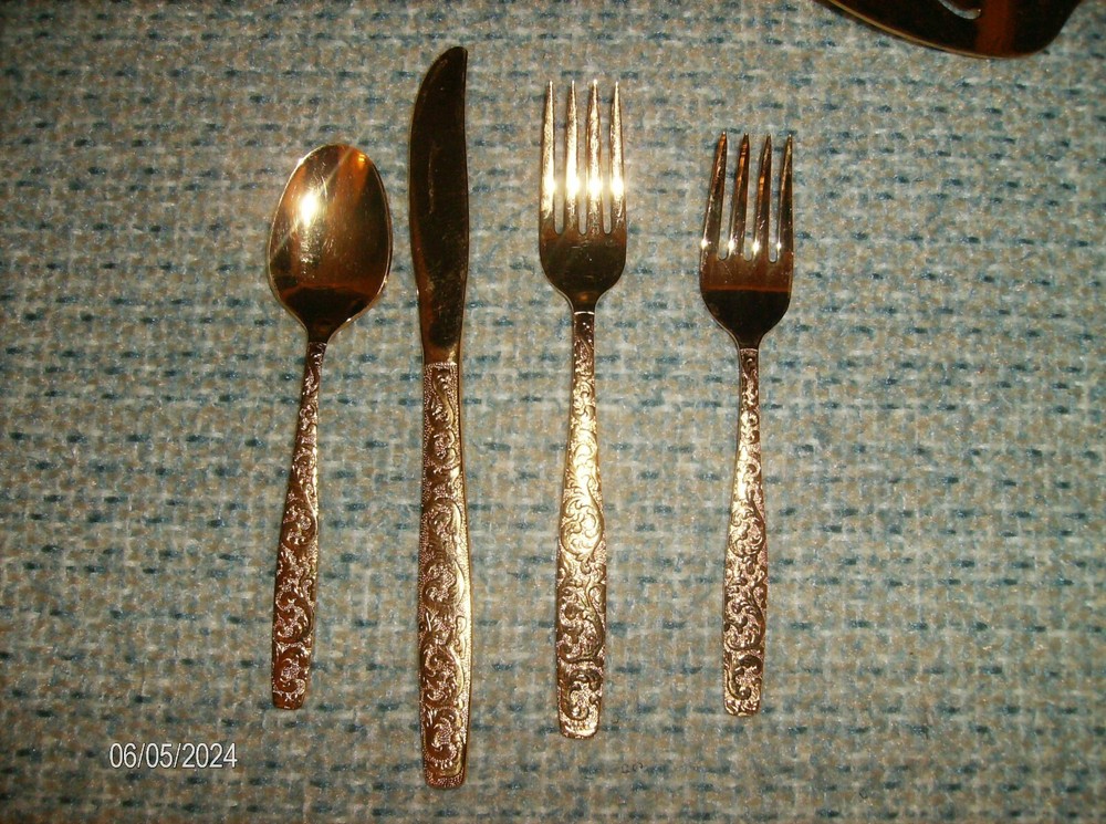 21 PC GOLD STAINLESS STEEL ROSE PATTERN 4 SETTING & 5 PC SERVING SET