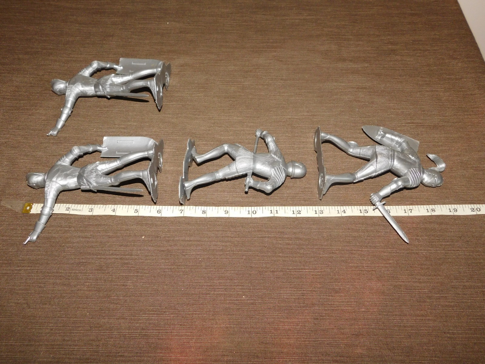 VINTAGE 1964 TOY 4 MARX 6" HIGH PLASTIC BATTLE GEAR SILVER KNIGHTS