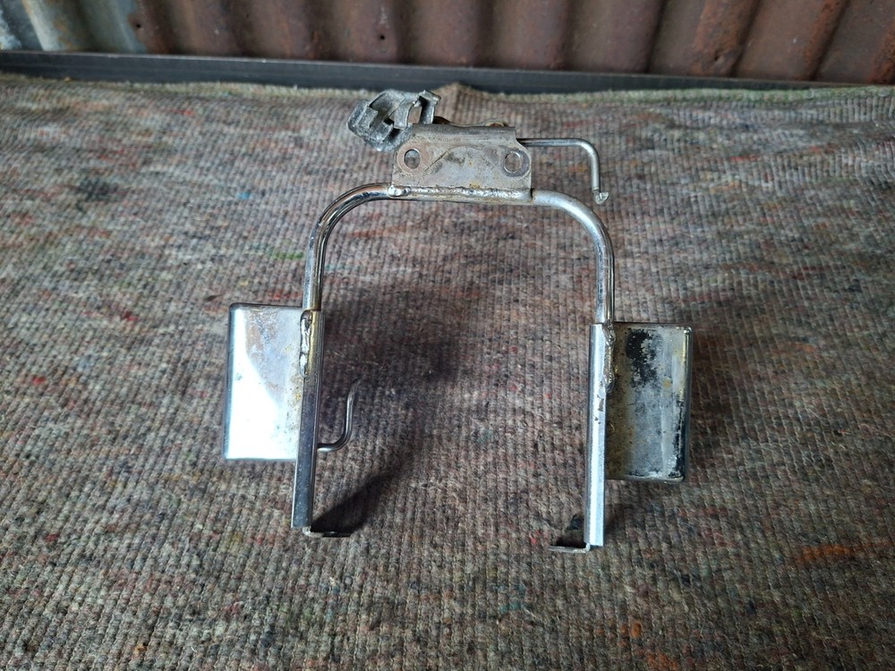 Kawasaki ER5 - Front Headlight Mounting Bracket Frame Holder