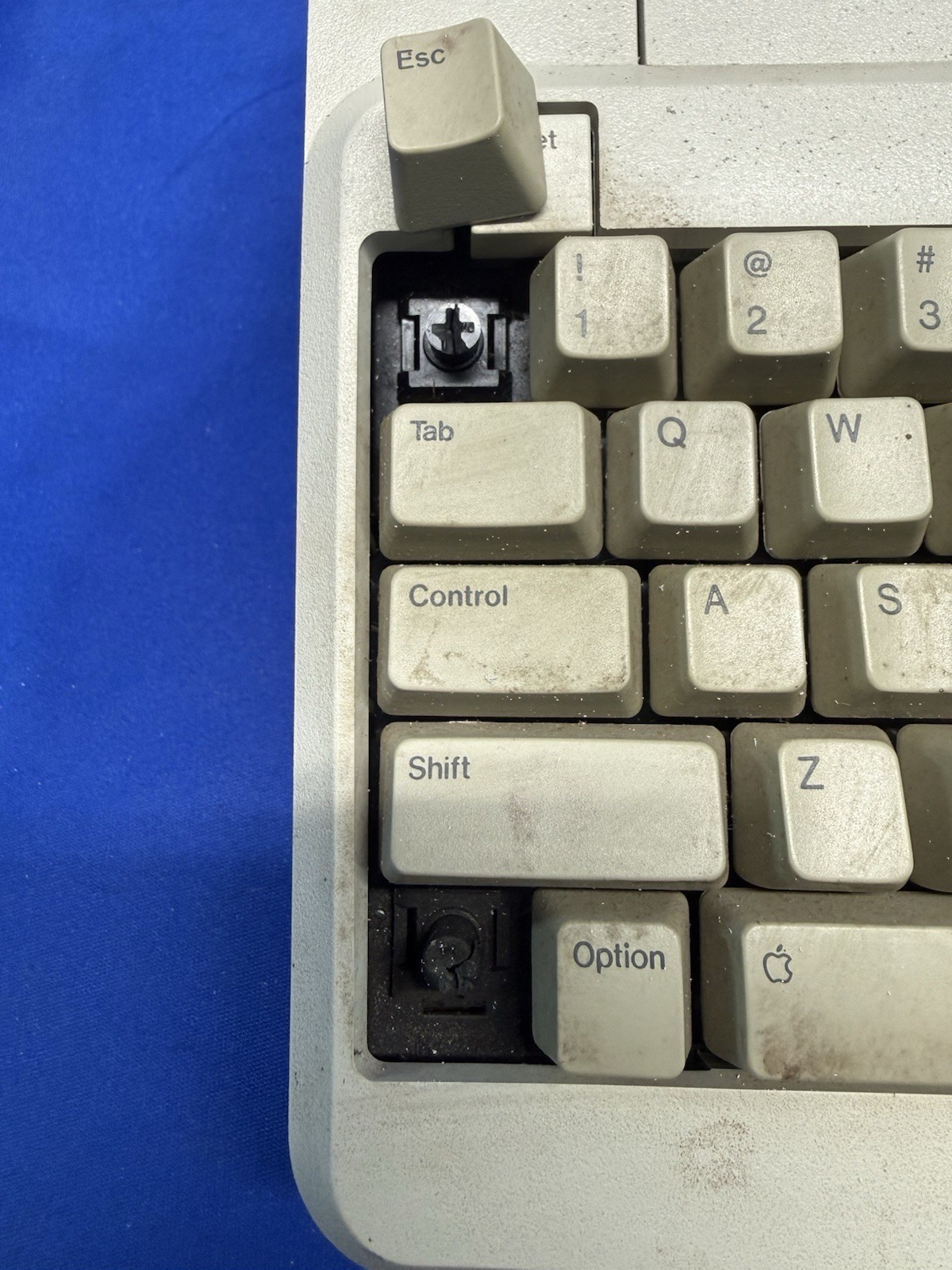 Apple IIe Vintage Computer A2S2128 80COL 64K RAM Expansion Powers On -No Monitor